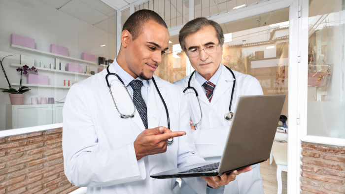 2 doctors discusssing treatments