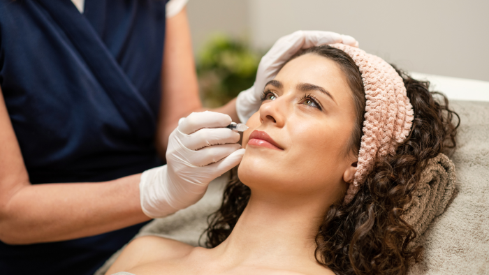 Doctor performing Teosyal Lips treatment on a female patient.