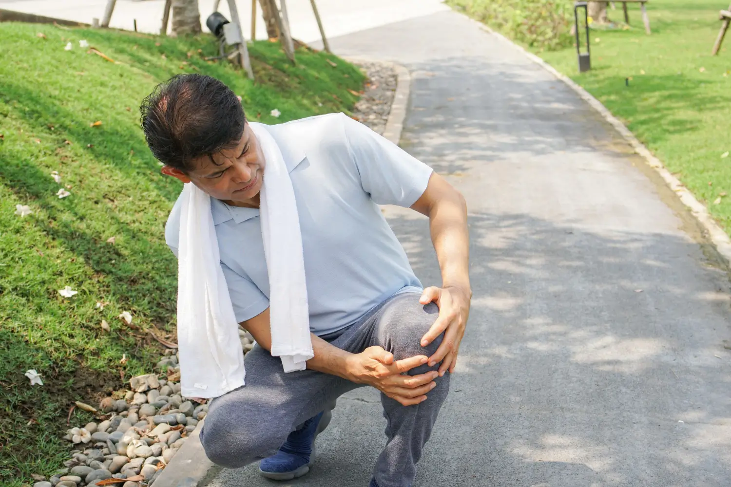 knee felt painful while he was walking