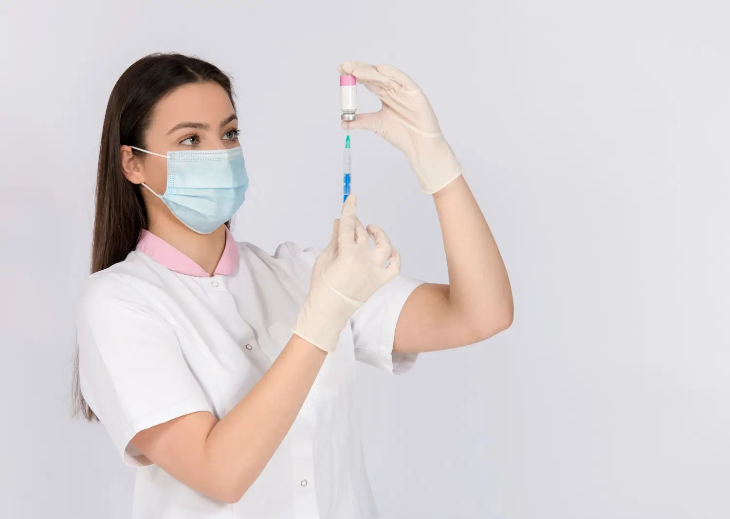 doctor getting the injection ready for the procedure