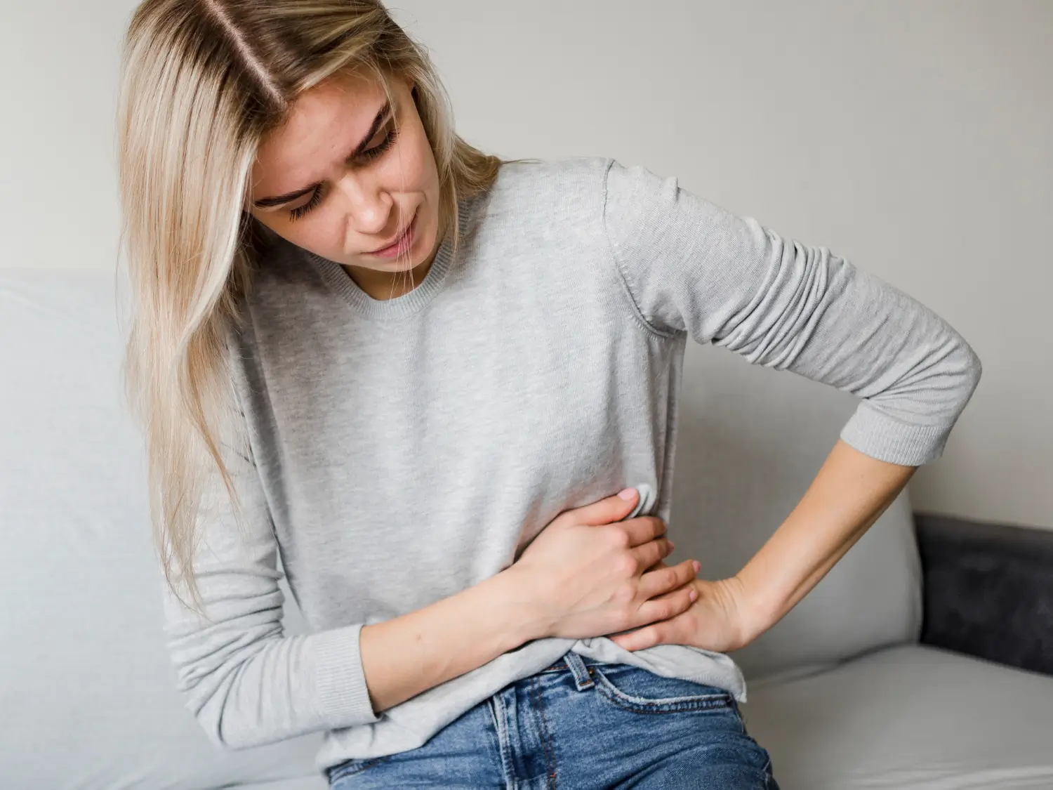 woman feeling the pain in her hips