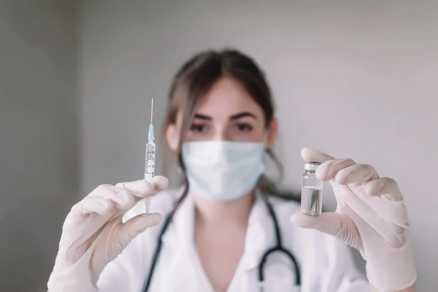 doctor shows the syringe fpr the injection