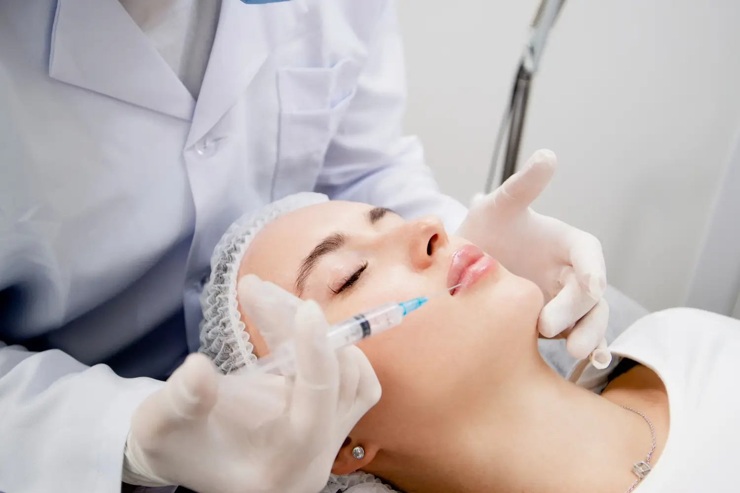 doctor prepares the patient for the injection
