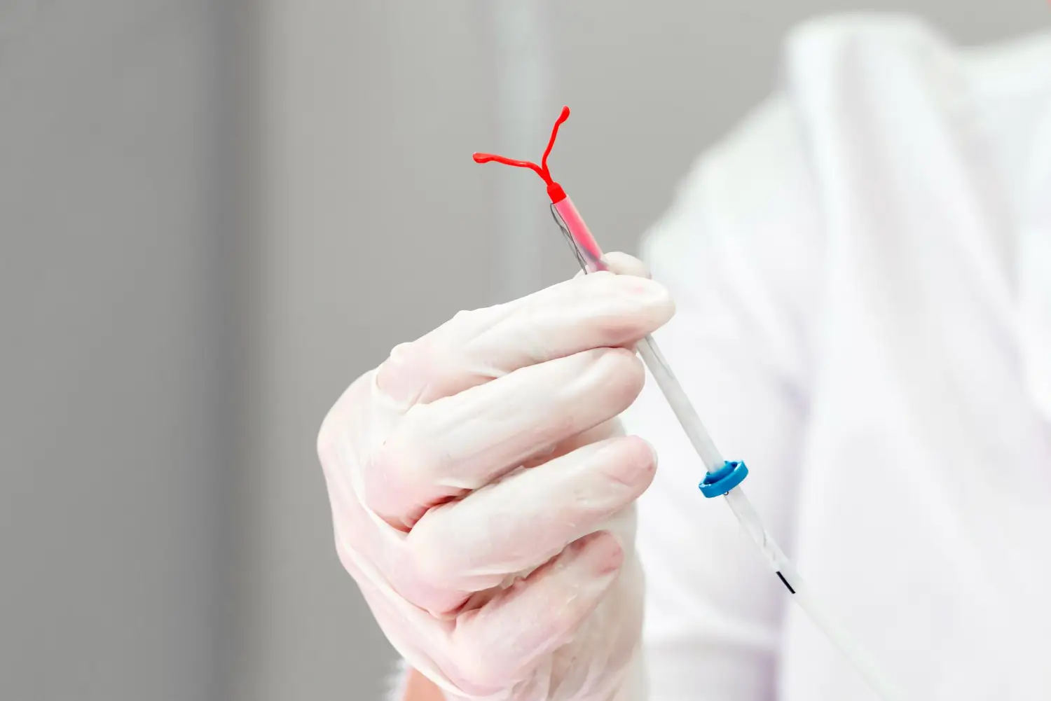 showing the device to be inserted in her uterus